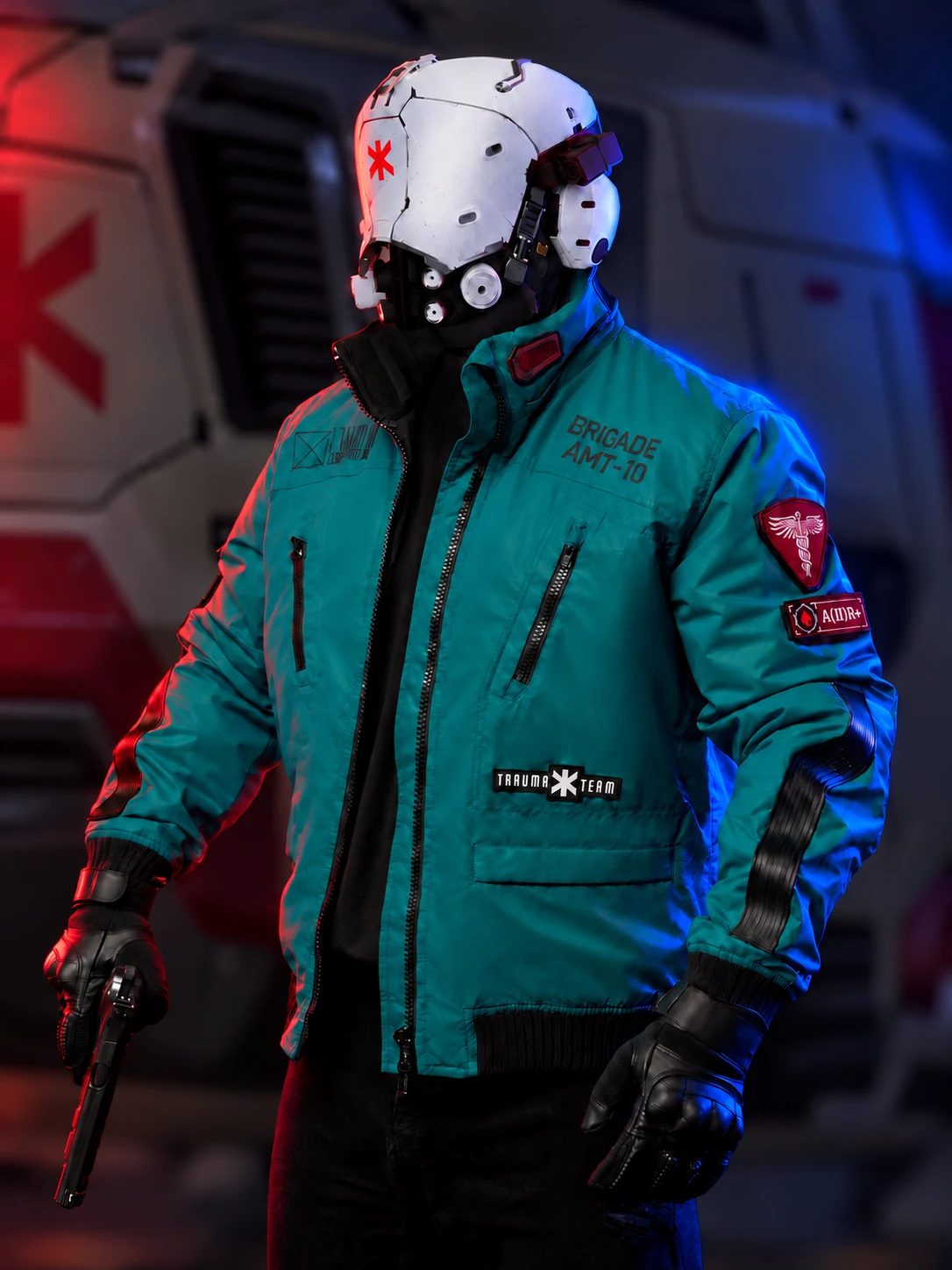 Рекламный обработанный образ: модель в бомбере Trauma Team Medic и шлеме на фоне автомобиля, красный свет слева и синий справа. Шлем и аксессуары не входят в комплект.